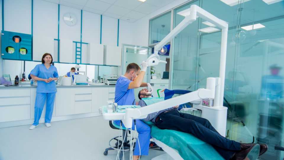 Echipa de profesioniști, tratament personalizat.