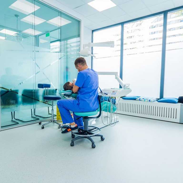 Servicii stomatologice de implantologie