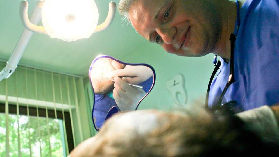 10 întrebări frecvente despre implantul dentar