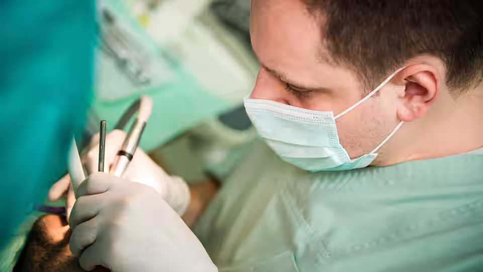 Pas cu pas: cum se realizează un implant dentar