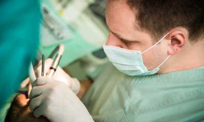 Pas cu pas: cum se realizează un implant dentar