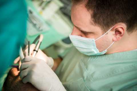 Pas cu pas: cum se realizează un implant dentar