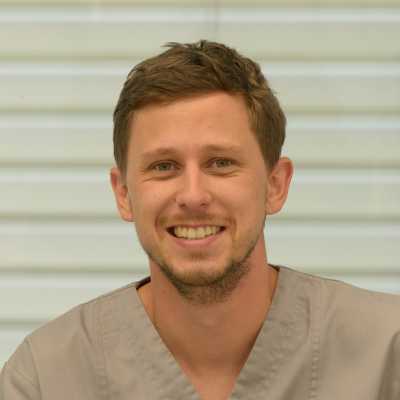 Medic stomatolog, Stomatologie generală, Specializare implantologie